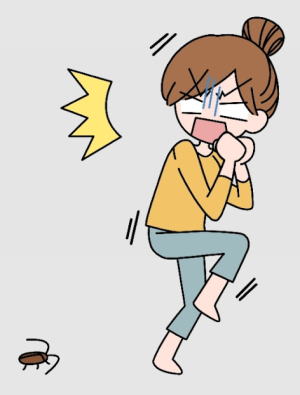 ゴキブリが出て驚く女性 害虫駆除は、横浜大興お任せください